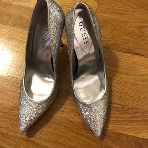 Excellent Guess pumps sliver glitter